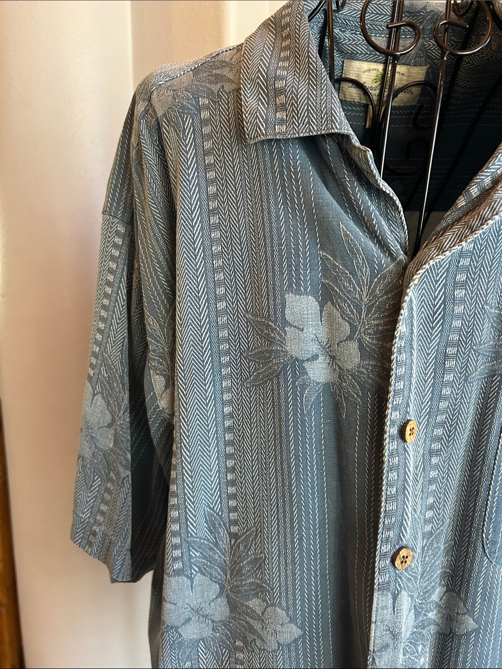 Men's Casual Short-Sleeve Button-Down Shirt in Slate Blue Floral - Picture 4 of 10